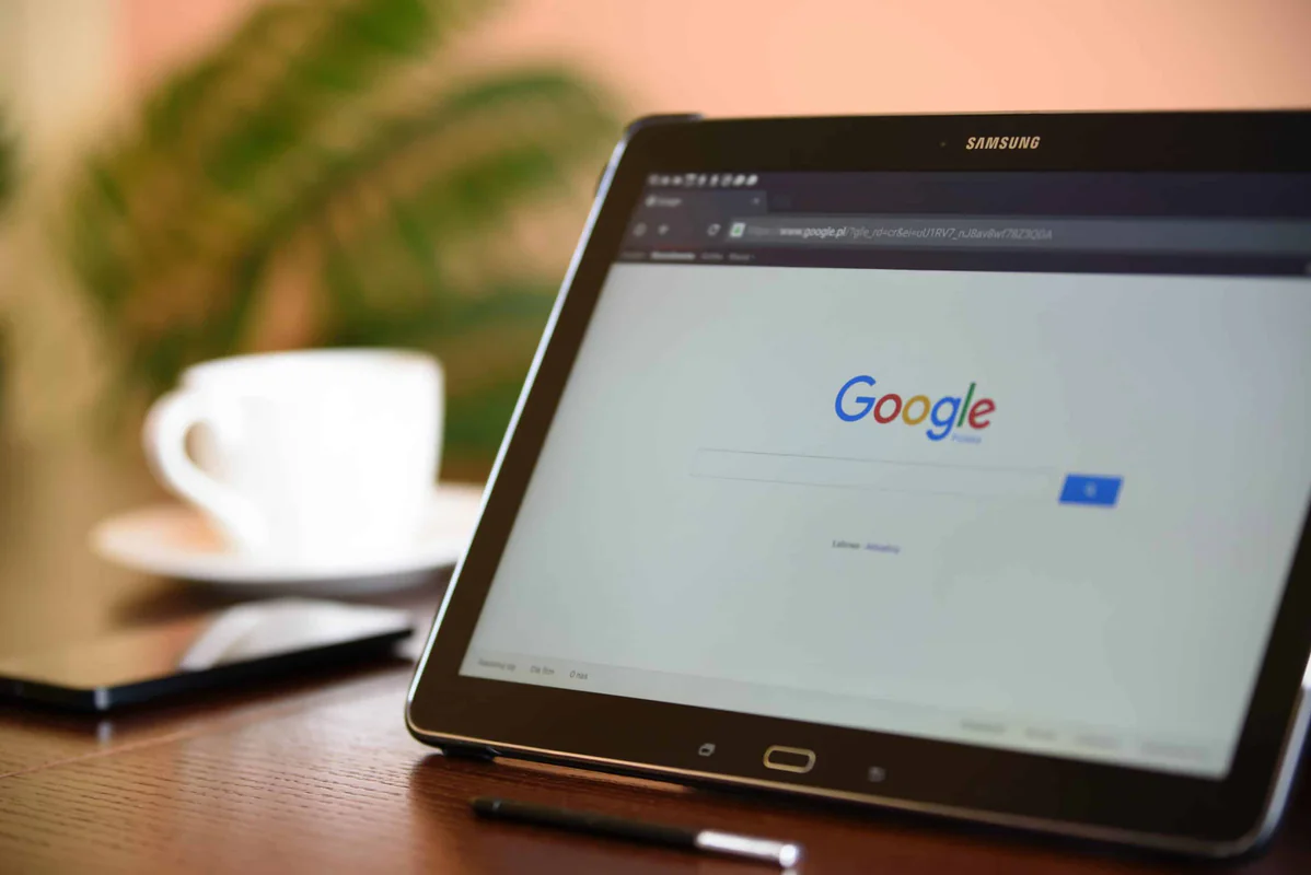 A Google kereső hivatalosan is leállította a behúzott találatokat