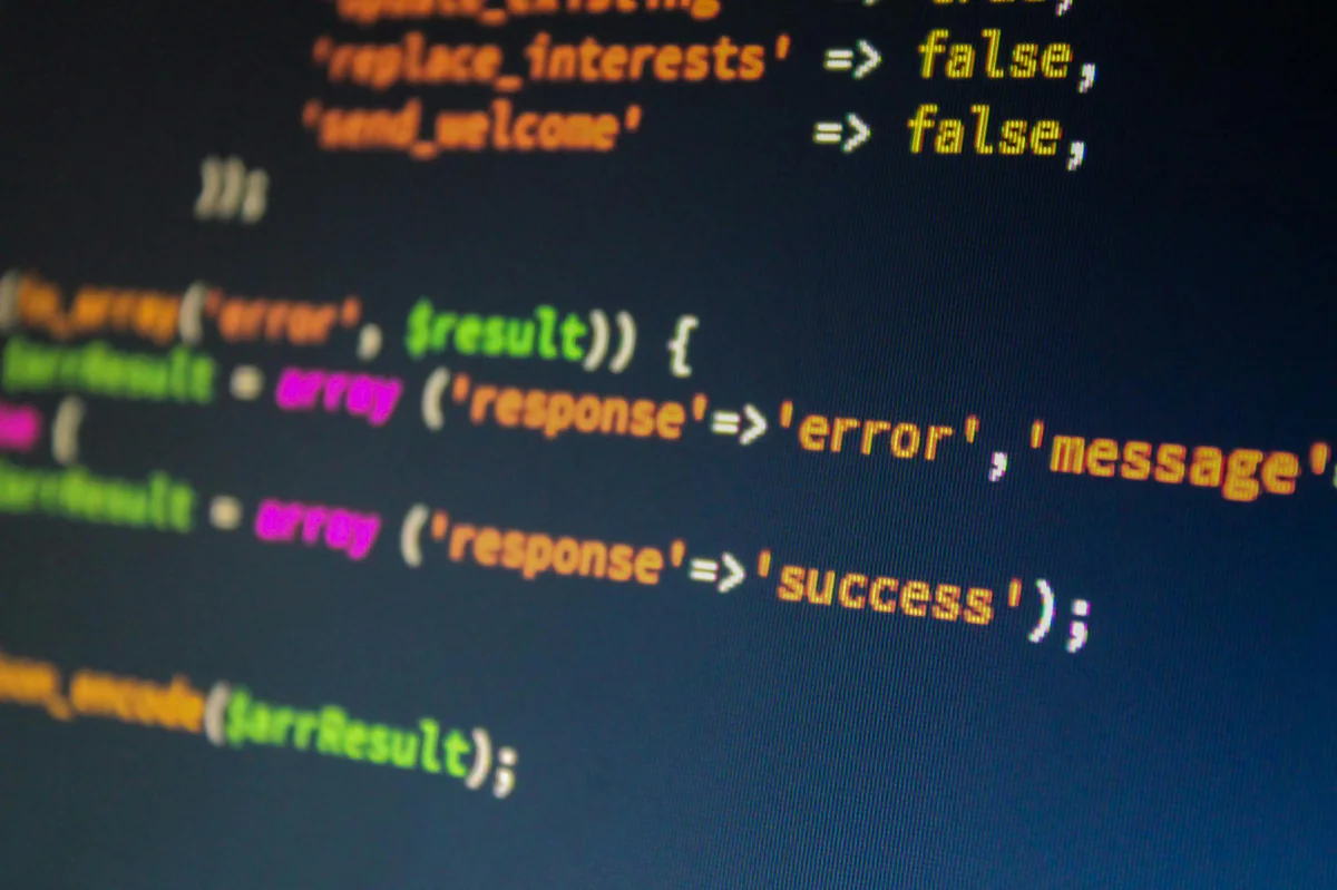 Node.js vs PHP 2025-ben: A legjobb háttérrendszer kiválasztása