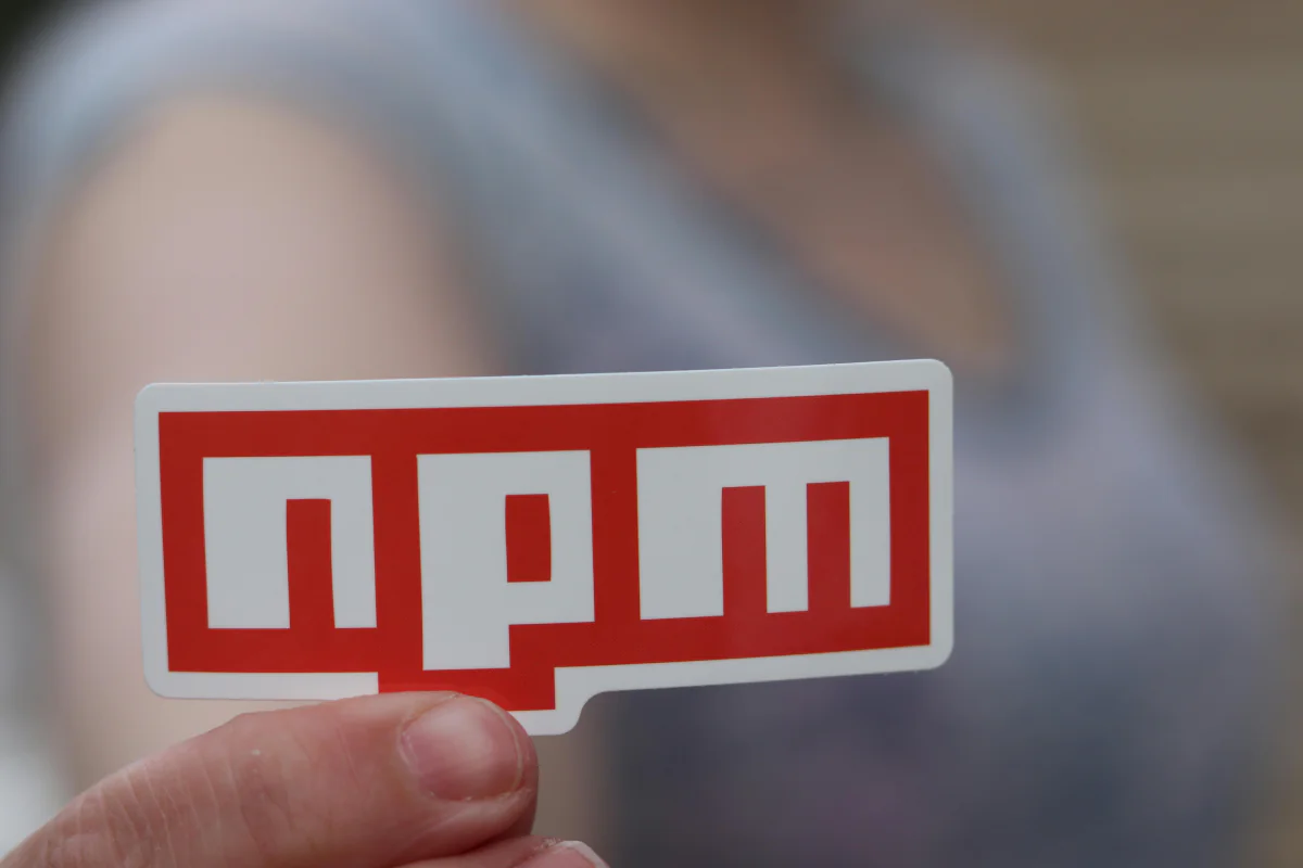 Shai-Hulud npm támadás: Önmagát-sokszorosító supply chain féreg